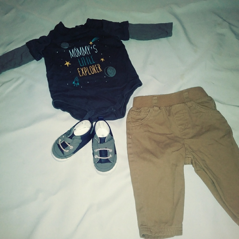 Mommy explorer pants outfit with shoes